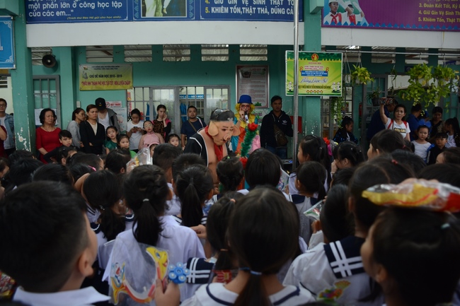 Giving gift portions to pupils on the occasion of Mid-Autumn Festival
